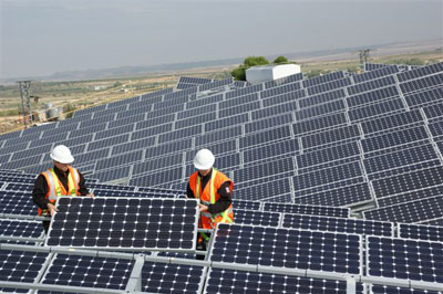 Operarios de Parques Solares de Navarra trabajando en la instalaci&oacute;n de  La Oliva  en Cascante